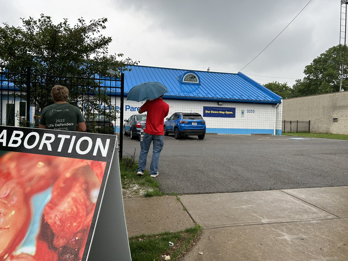 createdequalorg's tweet image. Our interns are advocating for babies’ lives on a rainy day.

#sidewalkcounseling #preborn #voiceforthevoiceless