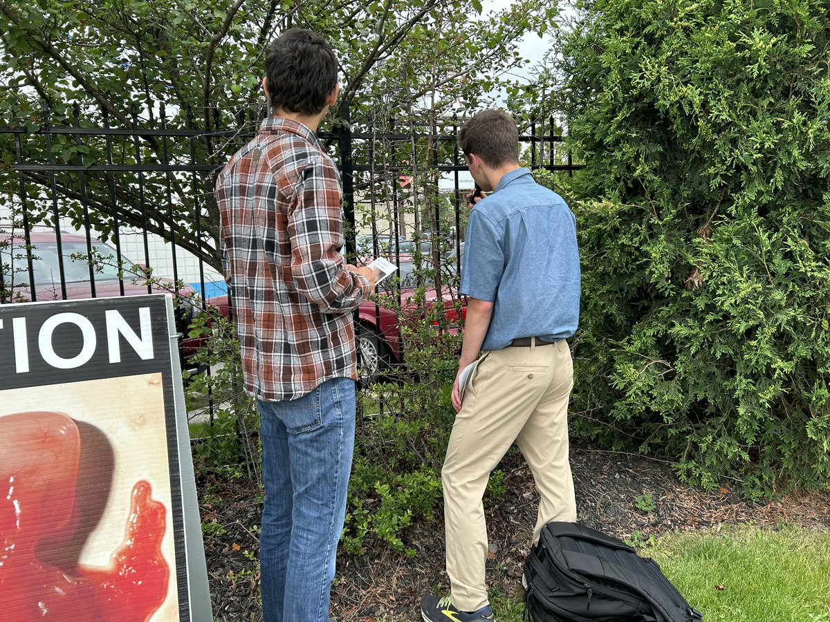 createdequalorg's tweet image. Our interns are advocating for babies’ lives on a rainy day.

#sidewalkcounseling #preborn #voiceforthevoiceless