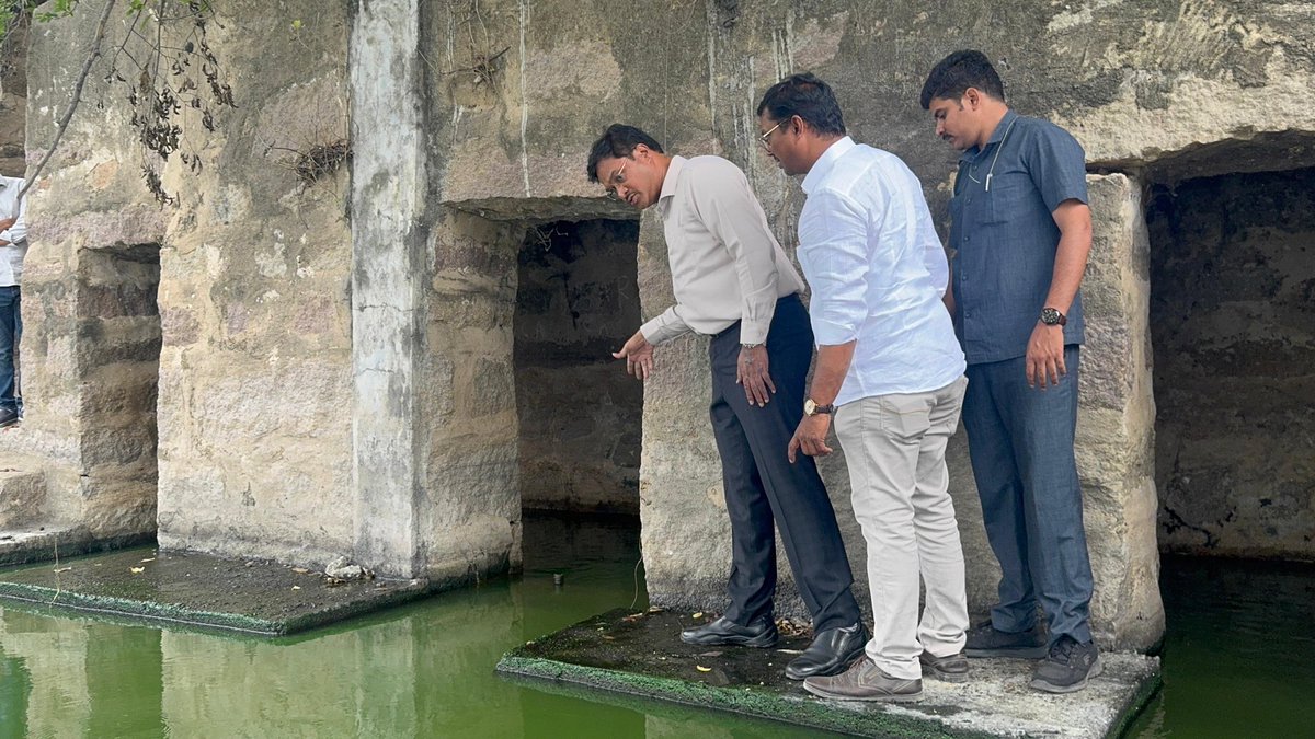 jsuryareddy's tweet image. #Hyderabad :

The #HYDRAA Commissioner A V Ranganath visited Durgam Cheruvu, inspected Flood Canals (Stormwater drains) in #Madhapur, reviewed inflow and outflow of #DurgamCheruvu lake, steps taken to prevent monsoon floods during #HyderabadRains .

The @Comm_HYDRAA discussed…