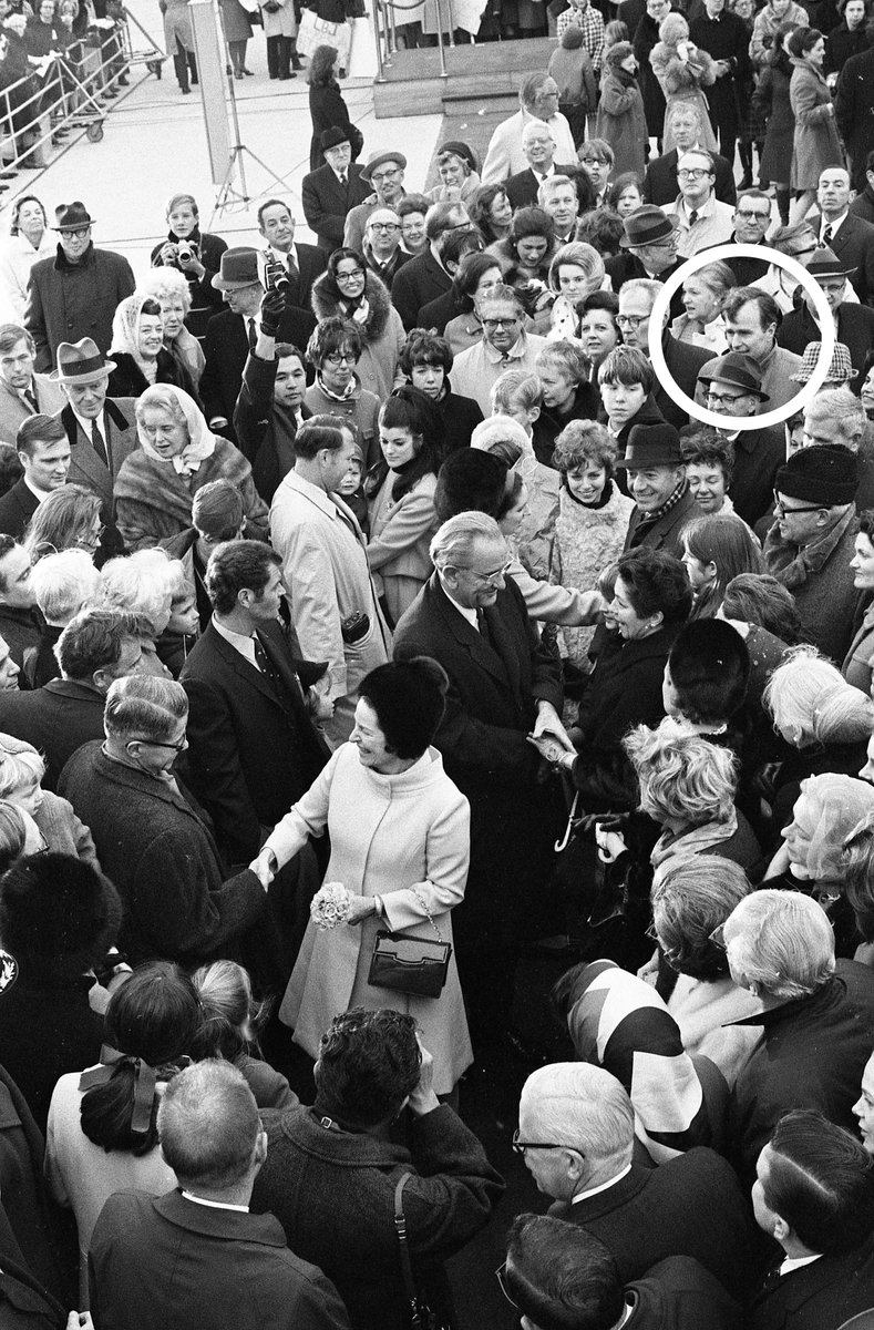 #HappyBirthday to former President #GeorgeHWBush, who was born #OnThisDay in Milton, #Massachusetts. 🎂

On #PresidentJohnson's last day in office, then-#CongressmanBush went to #AndrewsAirForceBase to bid farewell to #LBJ before his return to #Texas.

📷 Frank Wolfe | 01/20/69
