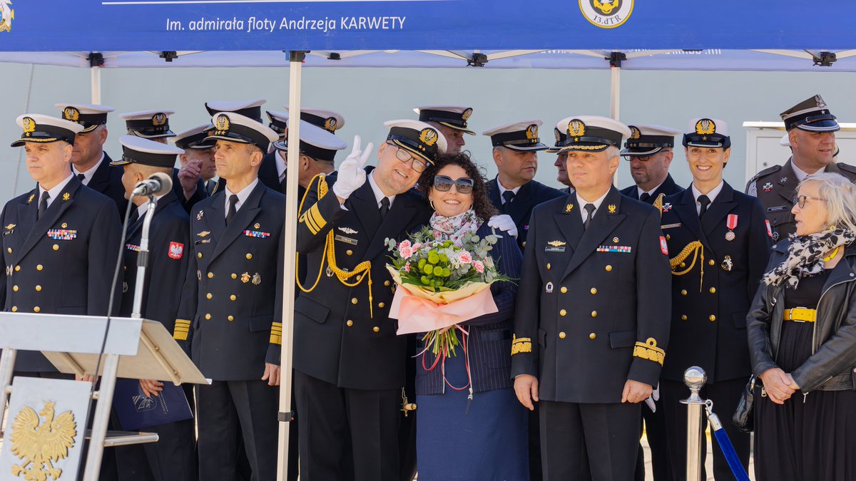 MarWojRP's tweet image. Dziś w Porcie Wojennym w Gdyni odbyła się uroczystość objęcia obowiązków dowódcy 13 Dywizjonu Trałowców⚓🇵🇱 Dowodzenie jednostką objął komandor porucznik Maciej Tomiak. 

Panie Komandorze, życzymy 🤝 dowódczego szczęścia i samych pomyślnych wiatrów!🫡

📸 Ariel/13dTR

#MWRP #8FOW