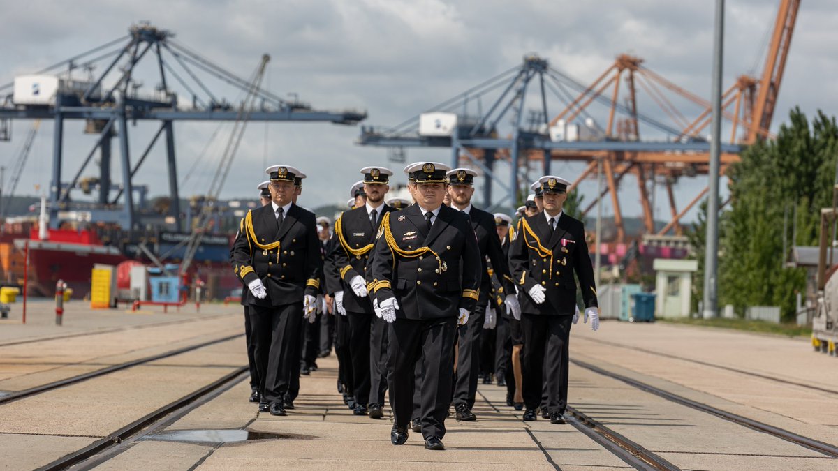 MarWojRP's tweet image. Dziś w Porcie Wojennym w Gdyni odbyła się uroczystość objęcia obowiązków dowódcy 13 Dywizjonu Trałowców⚓🇵🇱 Dowodzenie jednostką objął komandor porucznik Maciej Tomiak. 

Panie Komandorze, życzymy 🤝 dowódczego szczęścia i samych pomyślnych wiatrów!🫡

📸 Ariel/13dTR

#MWRP #8FOW