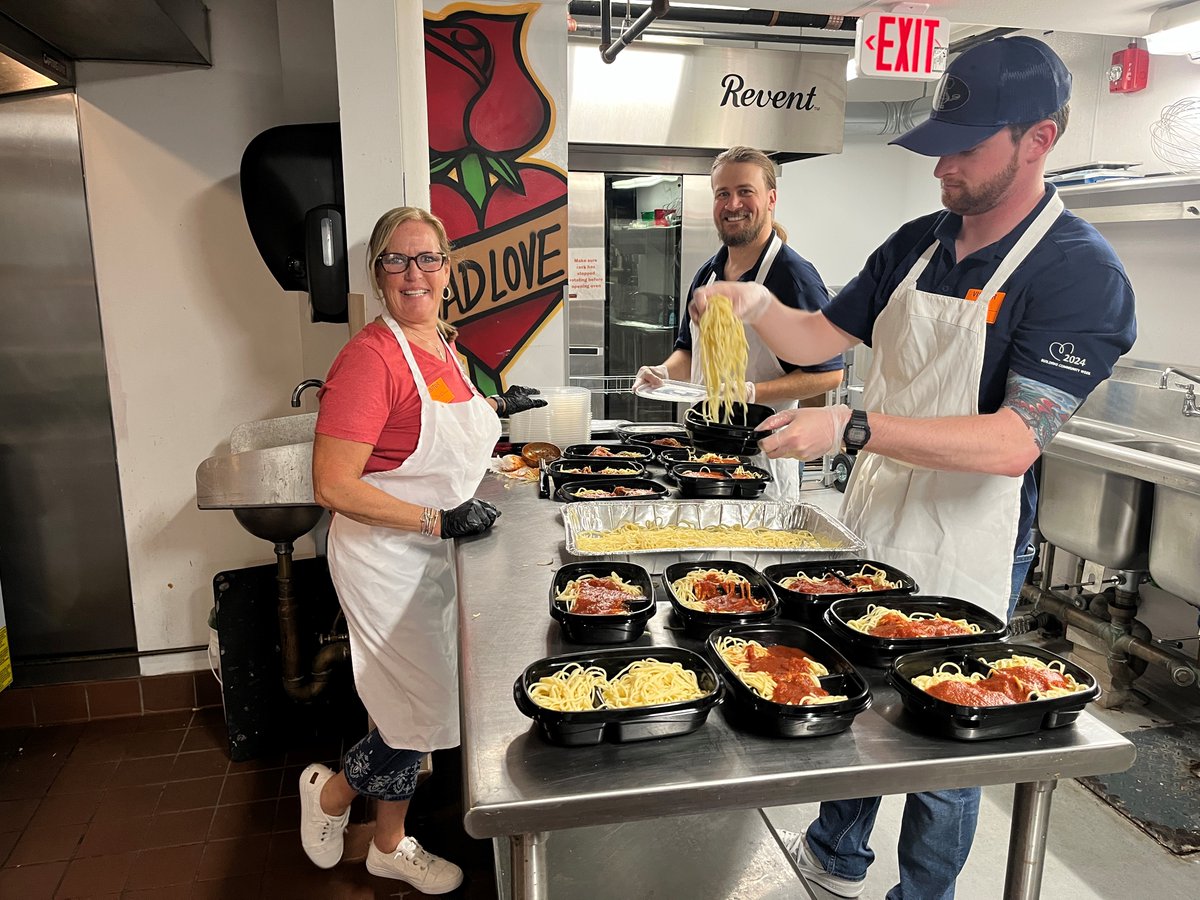 Shoutout to this crew from DN Tanks who came out to help us prepare sandwiches and pasta for Lowell's unhoused community 🍽️🧡

We appreciate the businesses that give back to the communities they serve #maddlove #community #volunteer #maddlovemeals #chefs