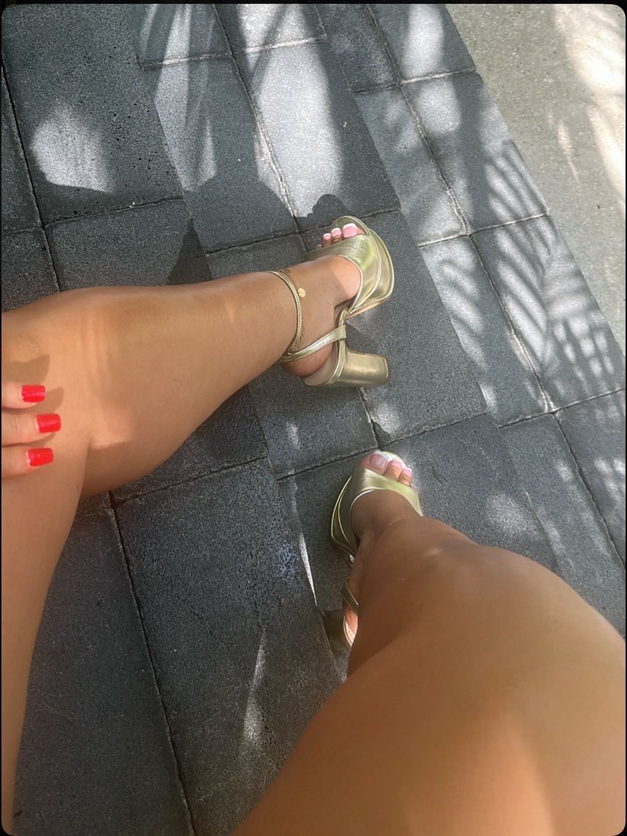 my shit superrr bad, her feet even prettyyyyy ✨