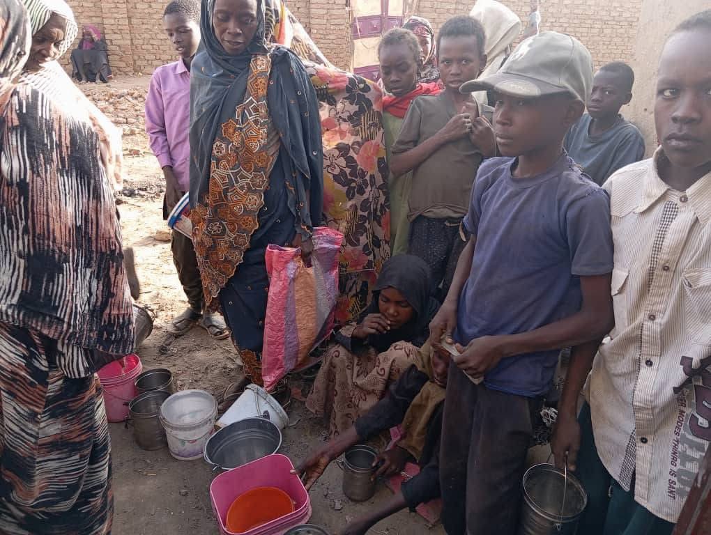 qoga12's tweet image. El Fasher is facing a deepening humanitarian crisis as siege and starvation grip the city. Residents line up in desperate queues for ambaz, a stark image of daily suffering. Charity kitchens and local initiatives struggle to help but cover less than 10% of city’s growing needs.