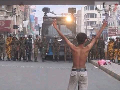 المواطن في 2011 كان يثق بالدولة انها ليست قمعية وانها تحت قيادة رحيمة مثل عفاش عليه السلام  ويقف بوجهها عاريًا ، ويعتدي على مؤسسات الدوله ويصد كتيبة من الأمن بكل عتادها!
حدثوني عن المواطن في 2025 ؟؟
يا عفاش ارجع ارجع شعبك  كان  يدلع 🥲
في تعز ثوره جياع خرج خالد فاضل يرمي وسط 😏