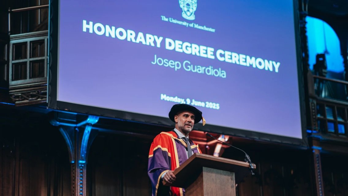 Pep Guardiola a reçu aujourd'hui un 𝗱𝗶𝗽𝗹𝗼̂𝗺𝗲 𝗵𝗼𝗻𝗼𝗿𝗶𝗳𝗶𝗾𝘂𝗲 𝗱𝗲 𝗹'𝗨𝗻𝗶𝘃𝗲𝗿𝘀𝗶𝘁𝗲́ 𝗱𝗲 𝗠𝗮𝗻𝗰𝗵𝗲𝘀𝘁𝗲𝗿 ! 🎓

Le technicien espagnol a été récompensé pour son travail sur et en dehors des terrains, qui contribue au développement de la ville depuis 9 ans