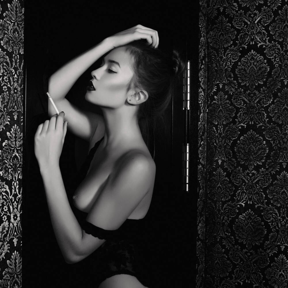 Hôtel
Ma chambre a la forme d'une cage,
Le soleil passe son bras par la fenêtre.
Mais moi qui veux fumer pour faire des mirages
J'allume au feu du jour ma cigarette.
Je ne veux pas travailler
je veux fumer.
~ Guillaume Apollinaire

📷Dasha &amp; Mari