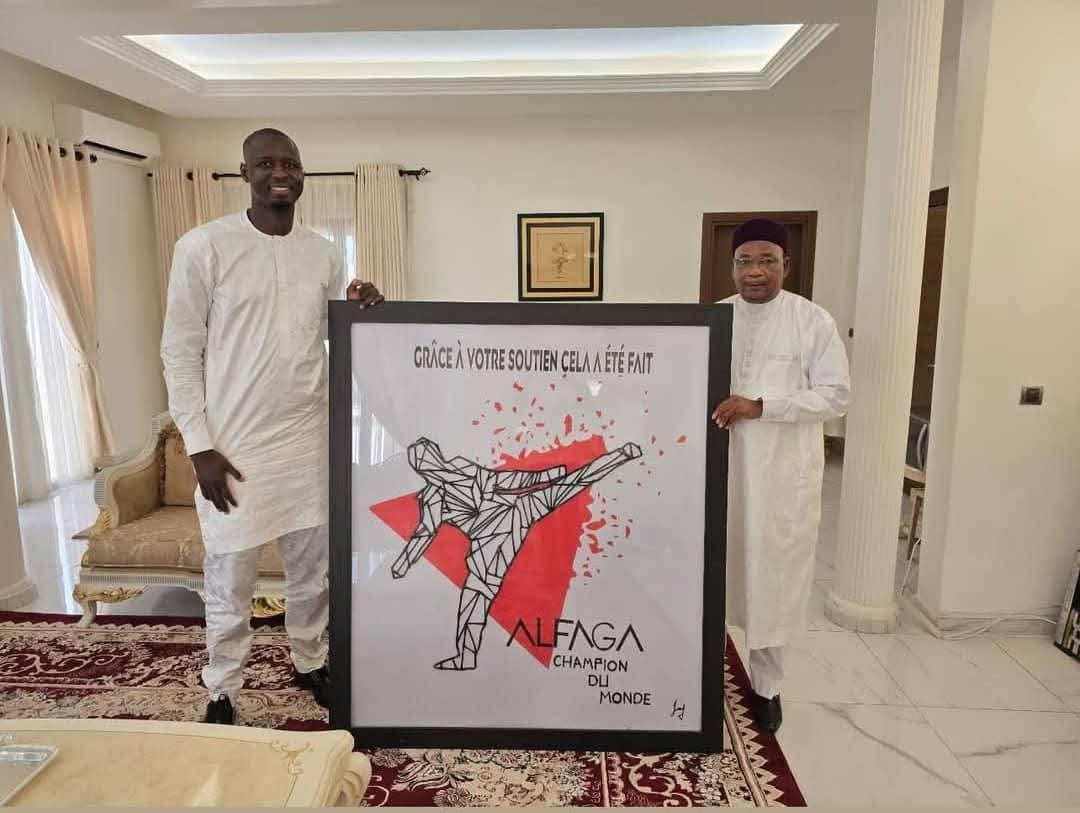 🇳🇪 À la veille de la Tabaski, l’ancien Président du #Niger Issoufou Mahamadou a reçu en audience le champion du monde de #taekwondo Abdoul Razak Alfaga. Un acte symbolique qui témoigne de son engagement constant en faveur du #sport et de l’excellence nigérienne.