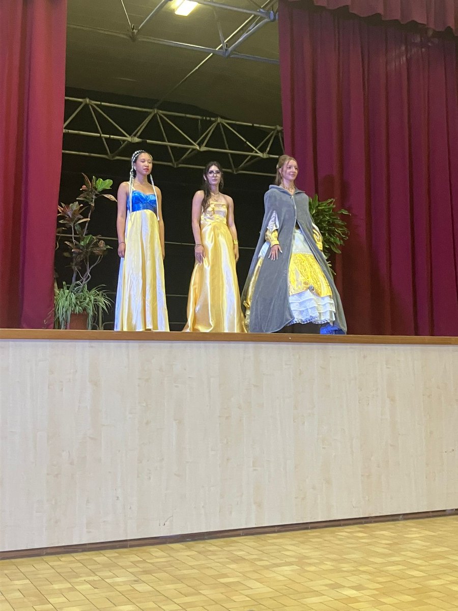 LyceeBourdelle's tweet photo. Grand succès pour le défilé des élèves de bac pro mode de @LyceeBourdelle au marché garé de @villemontauban .Travail , engagement, motivation pour ce projet en lien avec l école Jules guesdes. Bravo à  eux et à l investissement  des enseignants 👏 https://t.co/iuHcDXTJ5n