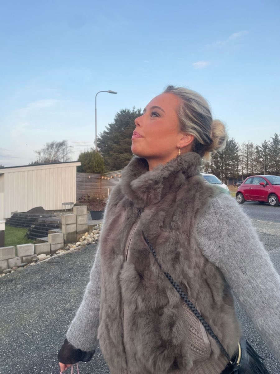 EvaWCountess's tweet image. Most times we are scared 😱 of darkness but the hard truth to believe is that it’s the most safe and quiet place 😍❤️🥰