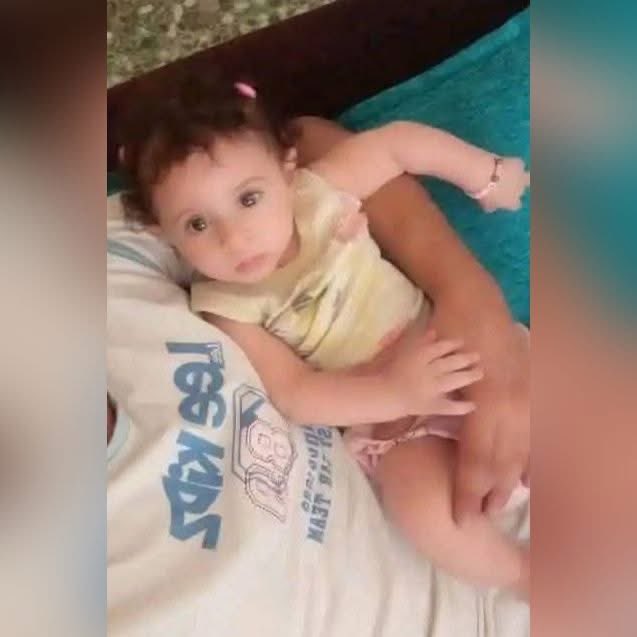 ‼️‼️ التهمة : علوية ‼️‼️

ًكان المفروض تيا تفيق أول يوم عيد ع صوت ضحكة، تلبس تياب جديدة، وتركض بين قرايبينها تاخد العيدية.
بس العيد عند تيا صار دم وموت وخوف…
طفلة من الطائفة العلوية، استُهدفت بدم بارد، هي وبيّا وجدّا، برصاص قوات الأمن التابعة للجولاني، بحي النازحين بحمص.
بعزّ