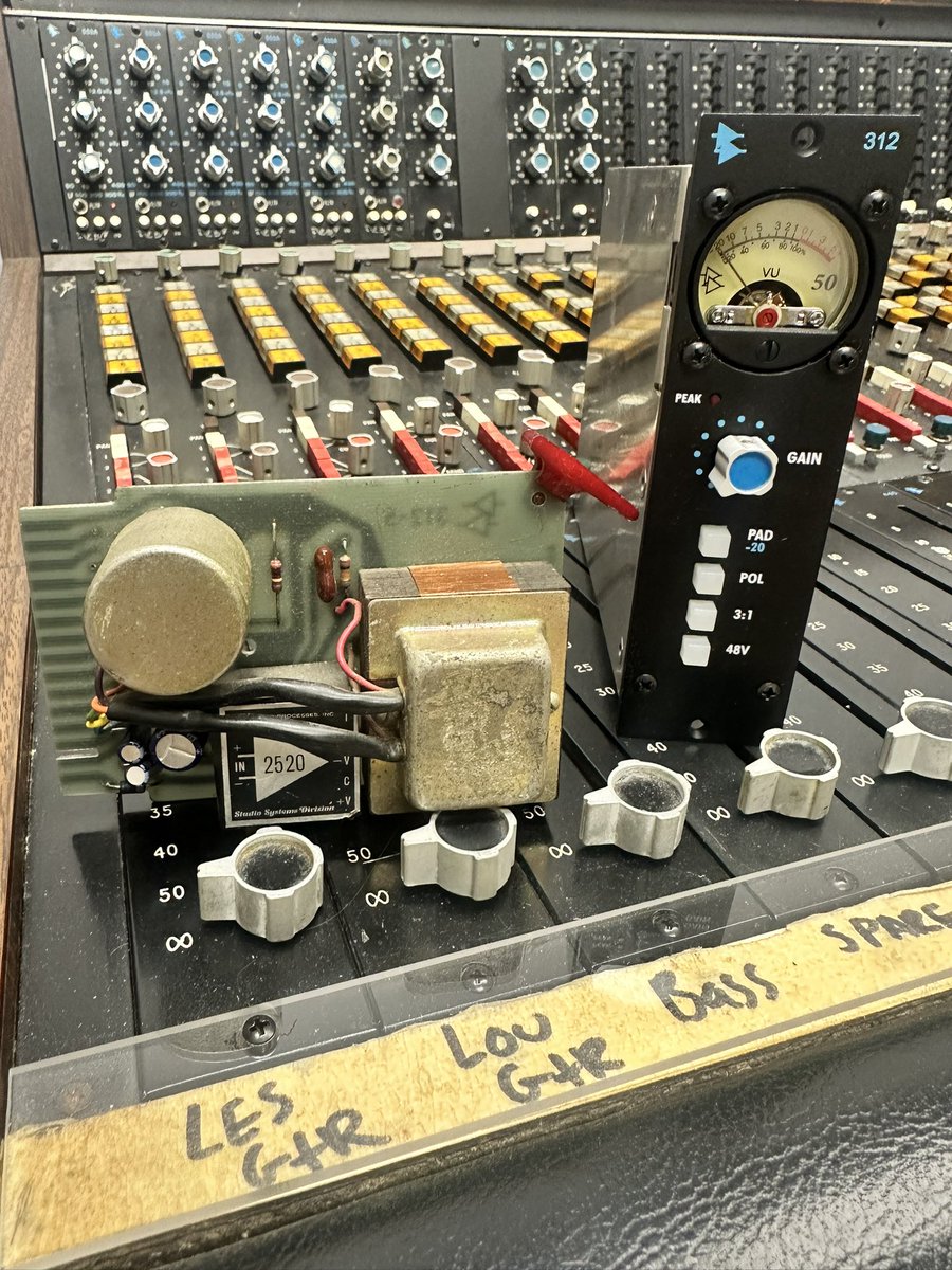 ThisIsAPIaudio's tweet image. Happy Birthday to recording legend Les Paul. Did you know that the API 312 mic pre, currently in production, is based off of an original 312 card from the API console once owned by Les Paul? #apiaudio #apiconsole #analogrecording #studiogear #lespaul #analog