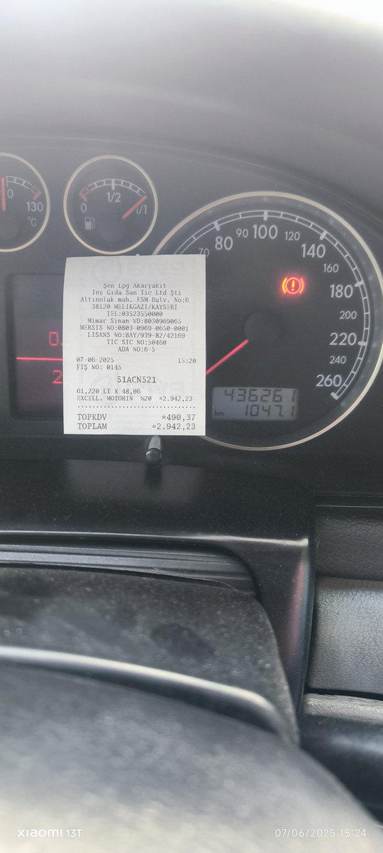 Mahmutince93's tweet photo. @alperen00s 1047 km full klima açık  100 km daha gideri vardı benzinlik görünce doldurdum elektrikli olsa kaç saat şarj ederdim kim bilir? 
Klima açmak bile şarj yiyomuş😂 https://t.co/LCzrP9Yhno