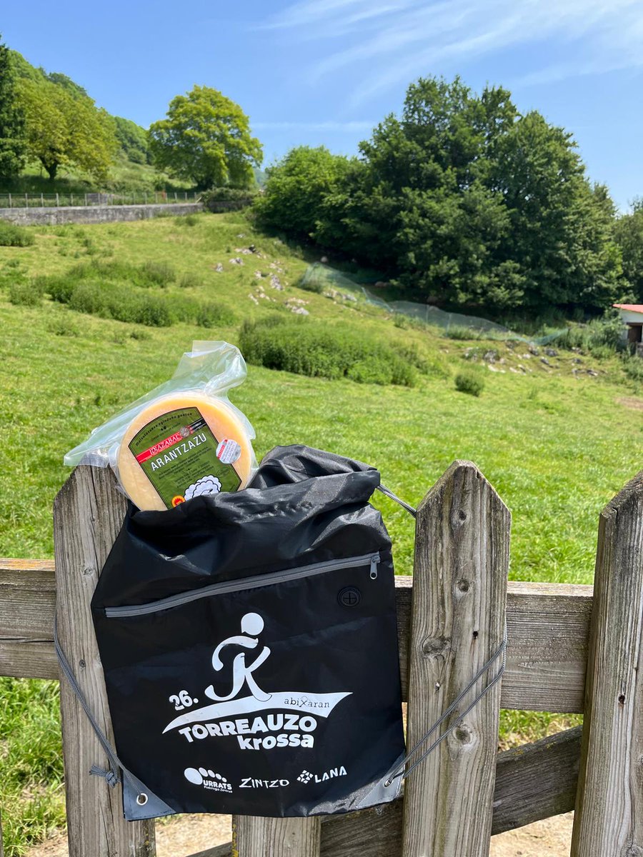 Poltsa horrek hainbat gazta goxo ekarriko ditu Gomiztegitik baina nork eramango dituen ikusteko dago!
Eskerrik asko Ainhoa eta Gomiztegi Kooperatibako lagunei!!!! #Torreauzolasterketa #Oñati <a href="/BerbiaOnati/">Berbia Oñati</a> <a href="/gomiztegi/">Gomiztegi Koop</a>