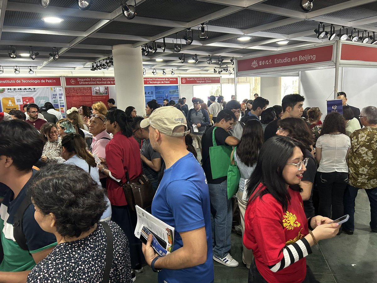 6月7日，🇨🇳🇲🇽HSK和13所北京高校和中学在墨西哥国立自治大学成功举办🎓“留学北京”专题教育展暨HSK留学中国展，超1500位来自墨西哥城、米切肯州的中文学习者和家长来到现场了解留学北京最新政策和奖学金信息📩。值得一提的是，👏首都师范大学与墨国大达成奖学金合作，计划每年资助10位优秀学子来京留学🤩