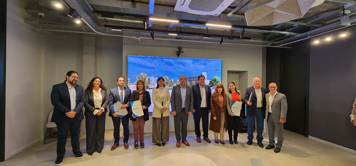 La UNCo ya tiene un predio en el Polo Tecnológico de Neuquén

La rectora Beatriz Gentile recibió el decreto municipal que materializa la cesión de un terreno de 1.080 metros cuadrados en el lugar. “Las universidades son la llave para el despegue", dijo.

uncoma.edu.ar/noticias-unive…