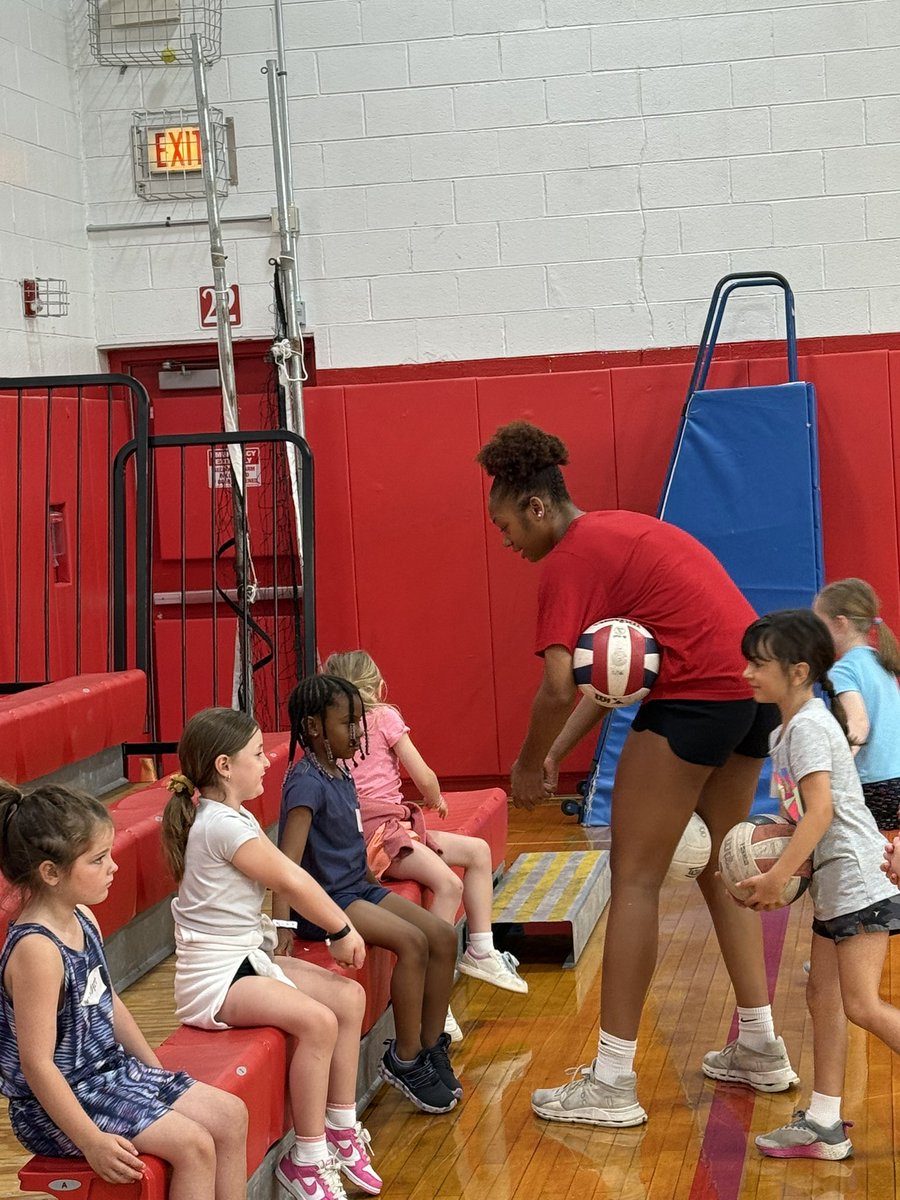 RedHawkVB's tweet image. Kiddie Campers were fired up to learn from the Illinois State Champs after completing another School Year #ProgramSweep ๐๐