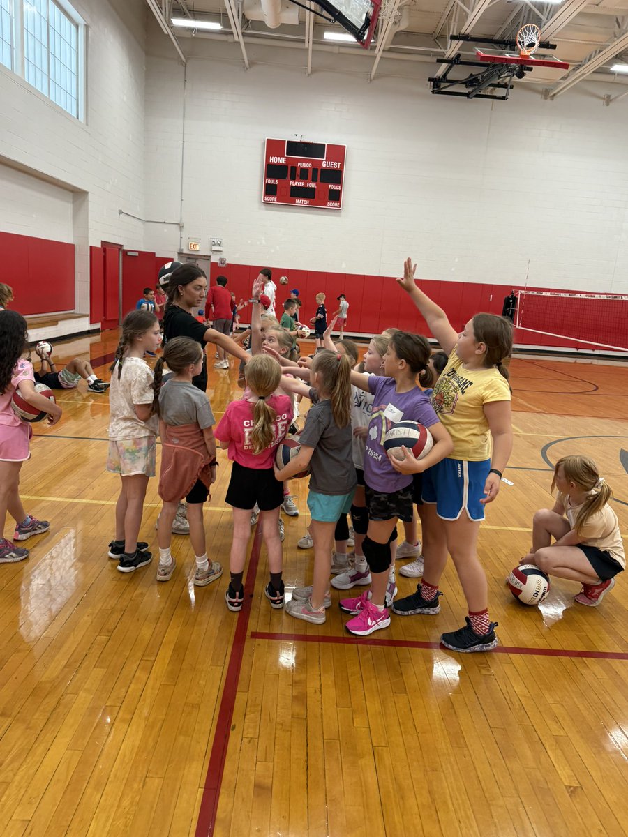 RedHawkVB's tweet image. Kiddie Campers were fired up to learn from the Illinois State Champs after completing another School Year #ProgramSweep ๐๐