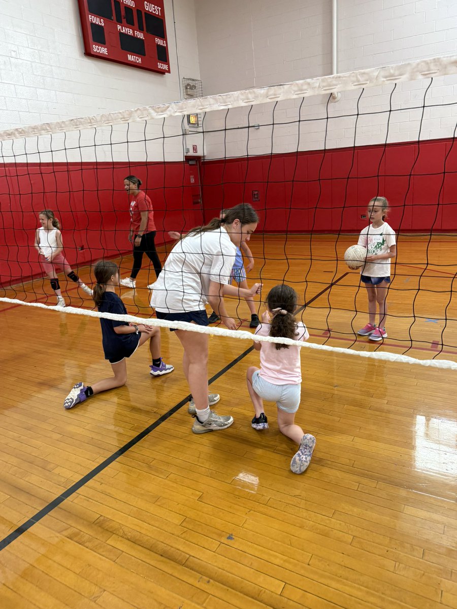 RedHawkVB's tweet image. Kiddie Campers were fired up to learn from the Illinois State Champs after completing another School Year #ProgramSweep ๐๐