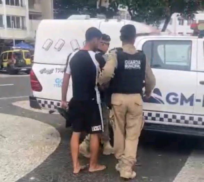 choquei's tweet image. 🚨BRASIL: Vendedor é detido na praia de Copacabana após cobrar R$1.064,00 por duas espigas de milho de turistas.