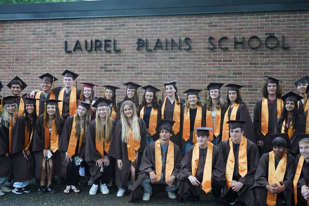 #ClarkstownCSD elementary schools welcomed back a special group of visitors — graduating seniors! Dressed in their caps and gowns, CHSN and CHSS students walked the halls they once knew so well, greeted by applause from their former teachers and the next generation of learners.