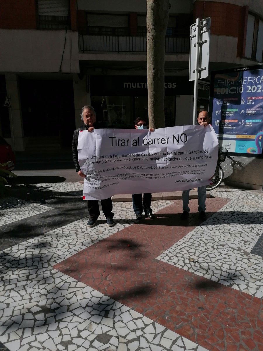Avui la PAH Safor-Valldigna  ha tornat al seu lloc d'origen, el carrer, el 15M, fa 14 anys estava a la plaça de la Indignació. En la propera assemblea, proposaré com a lloc de reunió el parc Sant Pere.