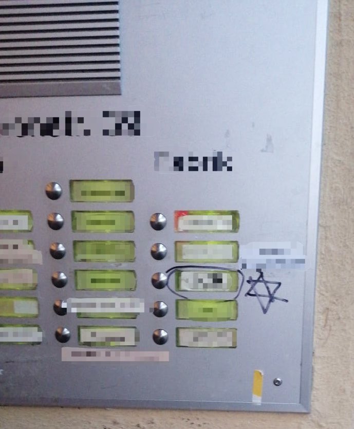 Leider wurde wieder eine der jüdischen Adressen mit einem Davidstern markiert. Ich will nicht relativieren – wir sind Meilen entfernt von den Zuständen von 1938. Dennoch: Genau solche Bilder entstehen in den Köpfen der Jüdinnen und Juden in Berlin, wenn wir solche Schmierereien