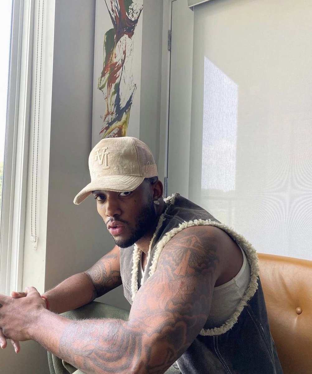 matureluv1's tweet image. You ever meet someone whose energy touches your skin before they even speak?
Yeah… that part.
#DivineMasculine #BlackBoyJoy #QueerVibes #MasculineElegance #CrownUp