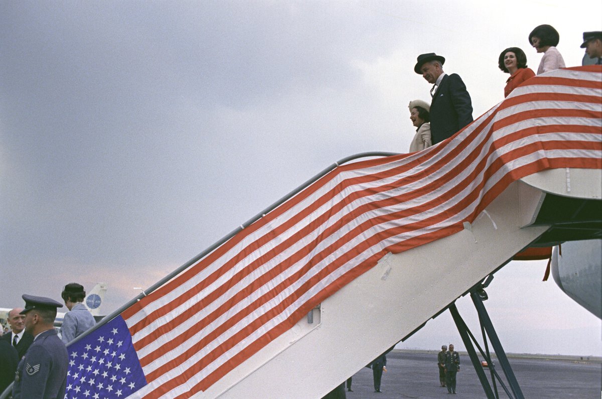 Happy #FlagDay! 🇺🇸

"We should revere our flag, and the dream it represents. And we should re-dedicate ourselves to achieving that just and peaceful #America over which it may proudly wave." - #PresidentJohnson

✍️ presidency.ucsb.edu/node/306565