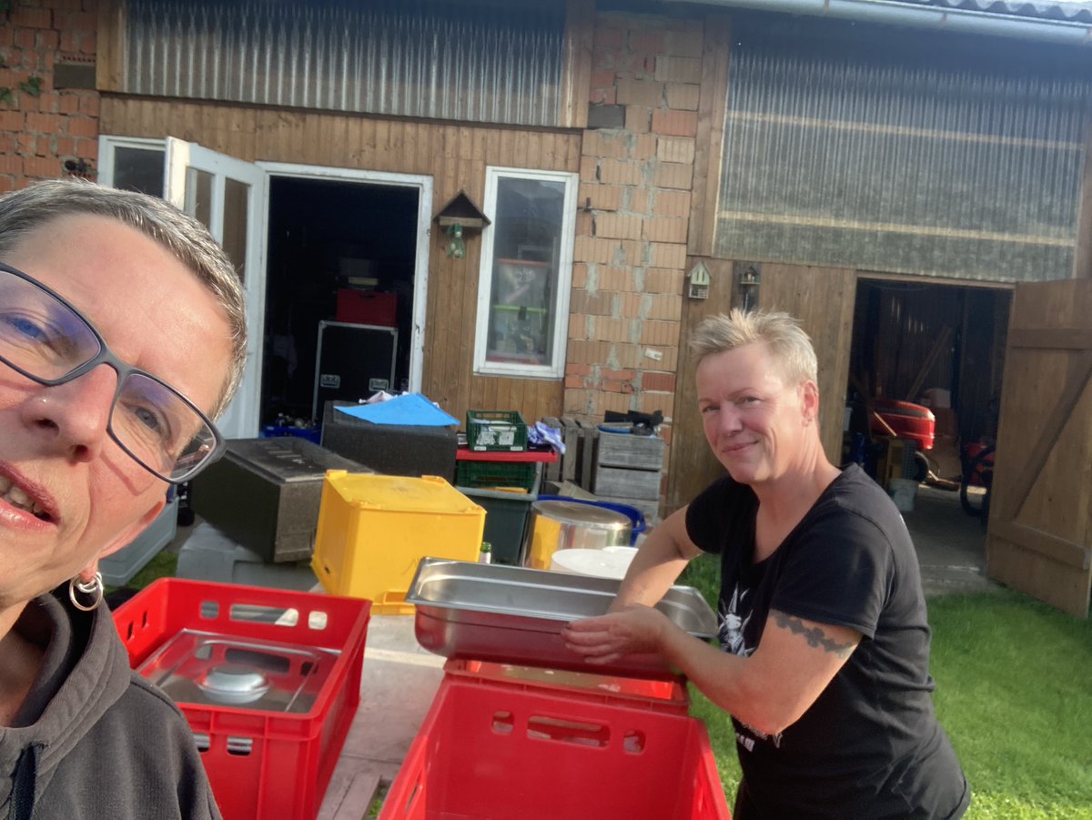 sistersoftaste's tweet photo. 16:30 wurde heute noch das Geschirr der einen gestrigen Festivität abgeholt, danach daheeme Equipment sauber (gemacht und) ins Lager geräumt. Und dann haben wir ausgesuchte Kleinigkeiten (Übriges aka Reste 😉) zu Abend gegessen. https://t.co/1u8GqlR8Q5