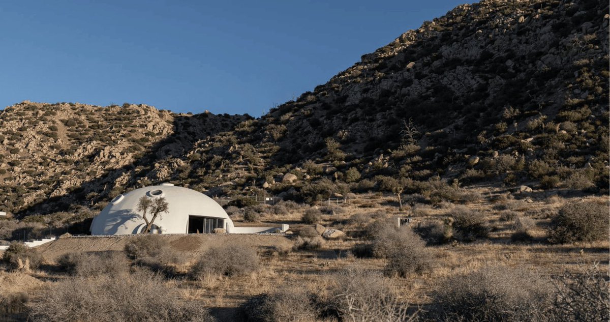 Versai_Concepts's tweet image. A futuristic dome in the desert blends organic design, minimalist interiors &amp;amp; cosmic vibes—like living on Tatooine with a touch of luxury. #DesertArchitecture