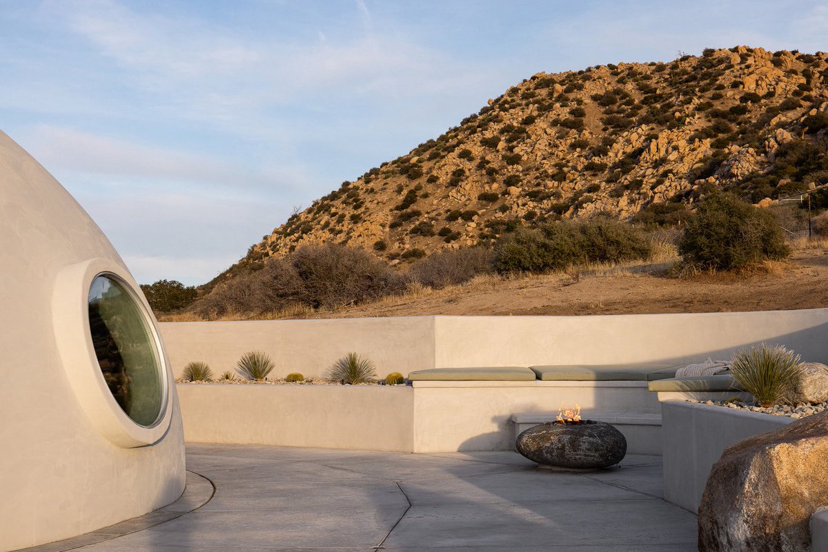 Versai_Concepts's tweet image. A futuristic dome in the desert blends organic design, minimalist interiors &amp;amp; cosmic vibes—like living on Tatooine with a touch of luxury. #DesertArchitecture