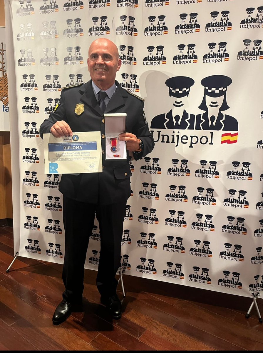 🎉 Desde Protección Civil felicitamos al oficial y jefe de la Unidad de Drones de <a href="/PoliciaTelde/">Policía Local Telde</a>, D. José Florido, por su reconocimiento nacional en aeronáutica policial.
👏 Su trabajo ejemplar en seguridad y uso de tecnología merece este gran premio.
¡Enhorabuena y gracias.