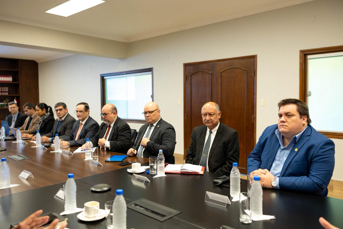 Nos reunimos con el presidente <a href="/SantiPenap/">Santiago Peña</a> para analizar el presupuesto 2026 del Programa #HambreCero. Más de USD 375 millones garantizarán alimentación escolar a más de 1 millón de niños en este próximo año💪🏻 

#GobiernoDelParaguay 🇵🇾