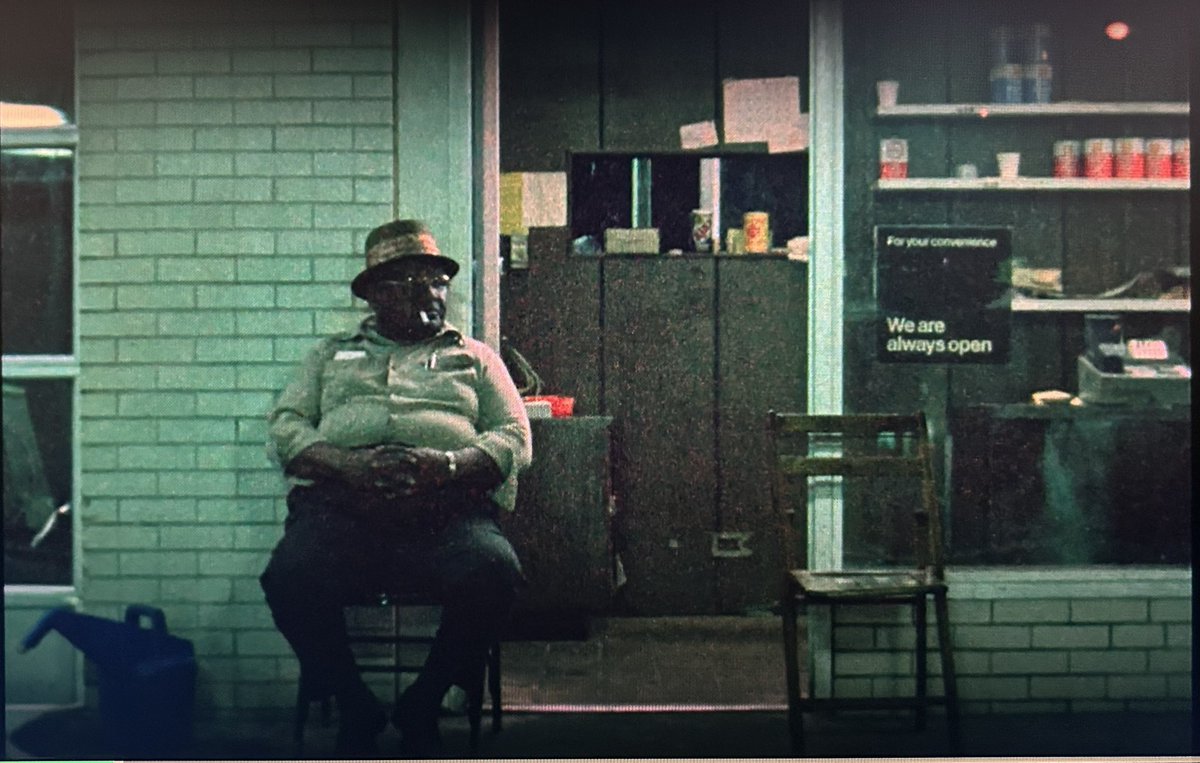 Hacer un documental es difícil, más si es personal. En “News from Home”, #ChantalAkerman conjuga intimidad con la atmósfera de una ciudad inabarcable, haciendo un retrato visual de Nueva York que la une a la mejor fotografía urbana de los 70. Sus encuadres me fascinan