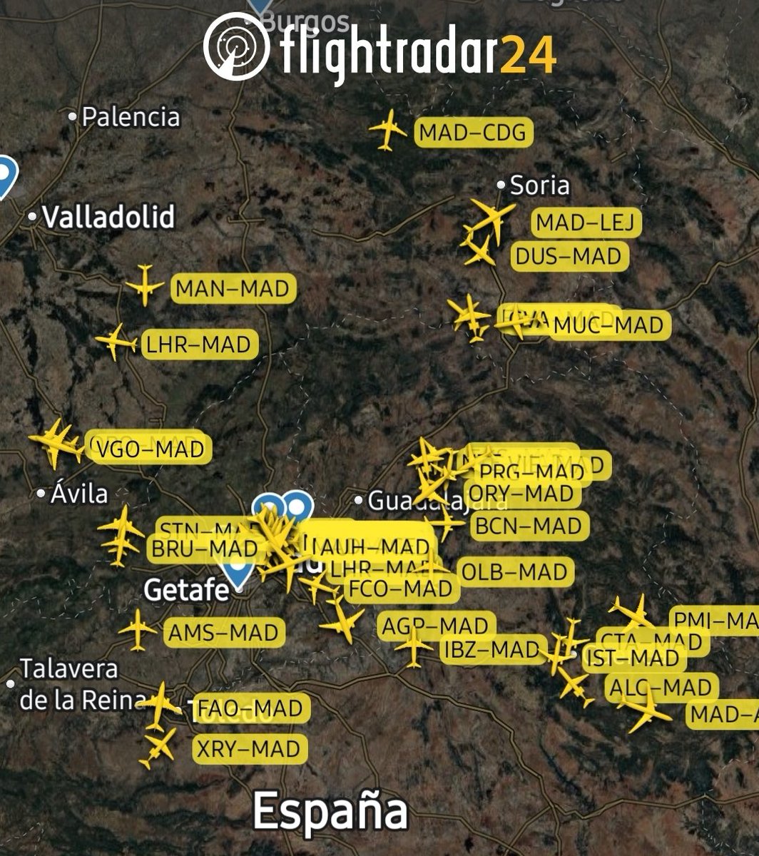 Muchas esperas en llegada a #Madrid Barajas. Núcleos tormentosos en las inmediaciones y cambio a configuración sur.