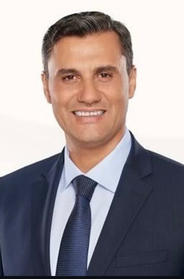 Güzel insanlar, gemilere binip birer birer gittiler…
Ardlarından rüzgâr sustu, deniz bile anlamını yitirdi.
Bir liman kaldı elimizde, ne geleni var, ne kalanı…
Güzel insanlar birer birer gittiler, sanki dünya biraz daha sessiz kaldı.
Ne bir uğultu kaldı onların gülüşünden, ne