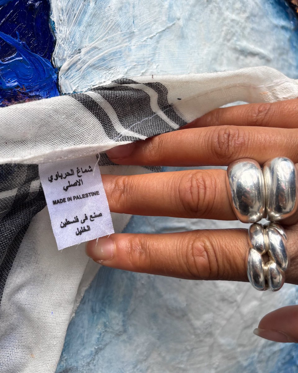 Ce tableau, je l’ai peint directement sur un keffieh palestinien. 
J’ai utilisé un durcissant textile pour le modeler. Peindre sur un keffieh, c’est peindre sur un morceau de culture. C’est peindre un peuple qu’on est en train d’effacer sous nos yeux