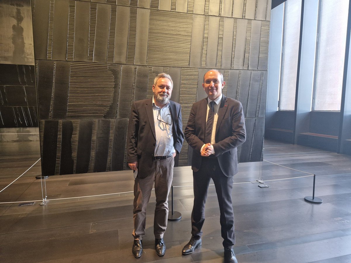 BenmiloudKarim's tweet photo. ⬛️ À Rodez (Aveyron), visite du @MuseeSoulages avec Benoît DECRON, son directeur depuis 2009, qui quittera ses fonctions à la fin du mois de juin.
✨️ Inauguré en 2014, le Musée a fêté ses 10 ans l'an dernier, et a accueilli début juin son 1.500.00ème visiteur. https://t.co/KRC2uQk24y