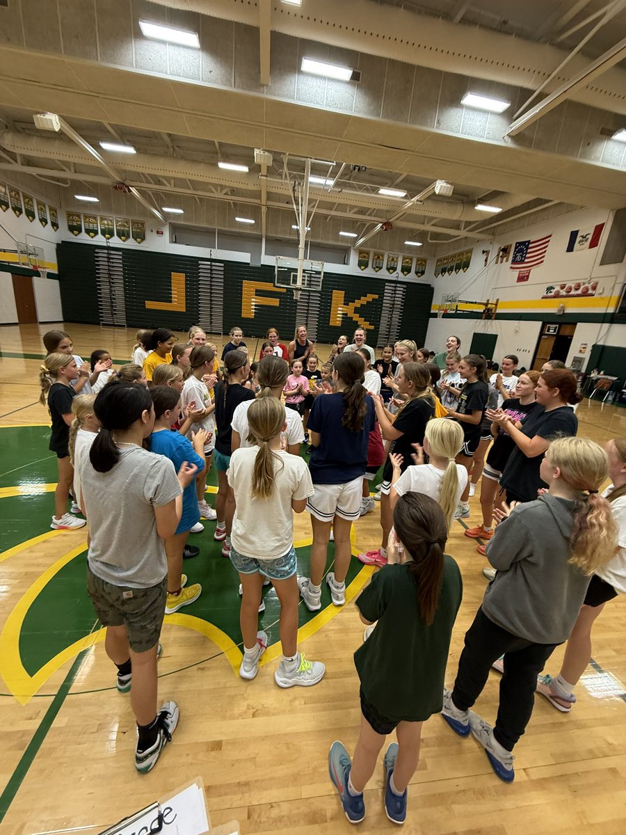 DAY 1✅ Today we talked about the importance of communication on the court🏀👊 below are the camper award winners for the day, showing great communication🤩