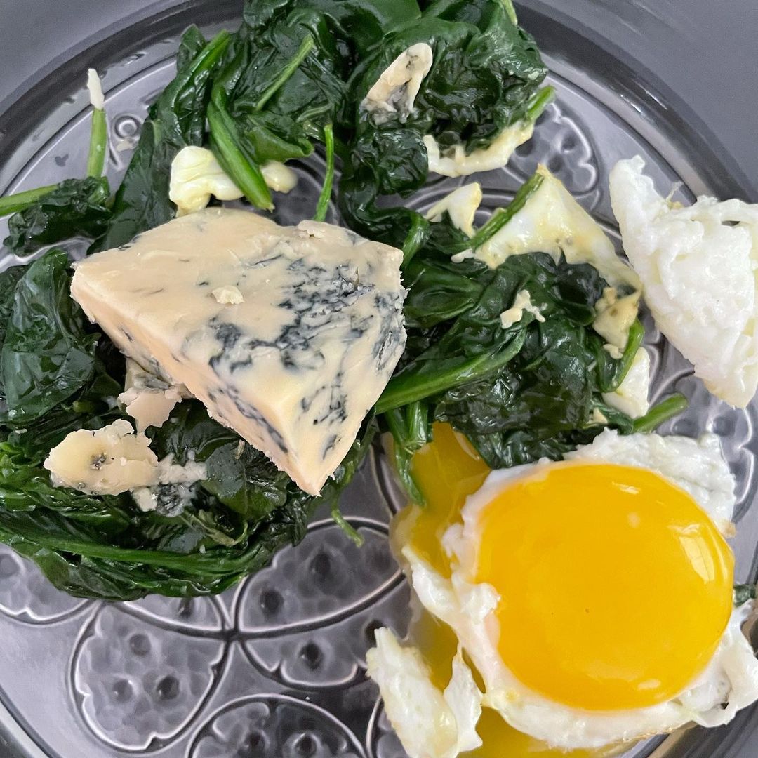 pphypika's tweet photo. 🥗 Today's healthy aesthetics:
Spinach as base + soft-boiled egg + blue cheese as finishing touch,
Fresh, fragrant and mellow in one bite, light meals can also be very filling~
#Healthy meal #Light food aesthetics #Ingredients collision https://t.co/N6bi9rRnn7