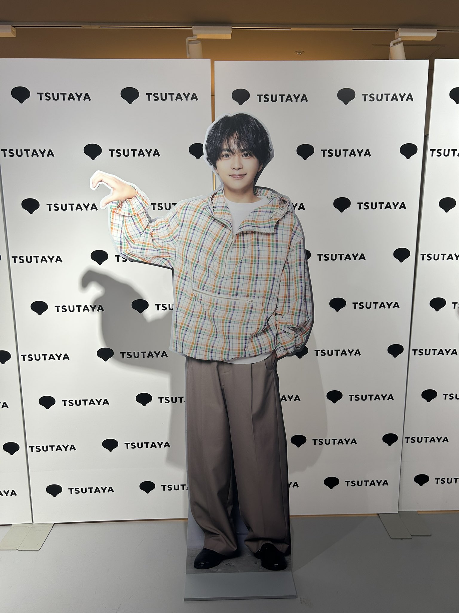 世界1つのVIVY等身大パネル ずぅ on X: 