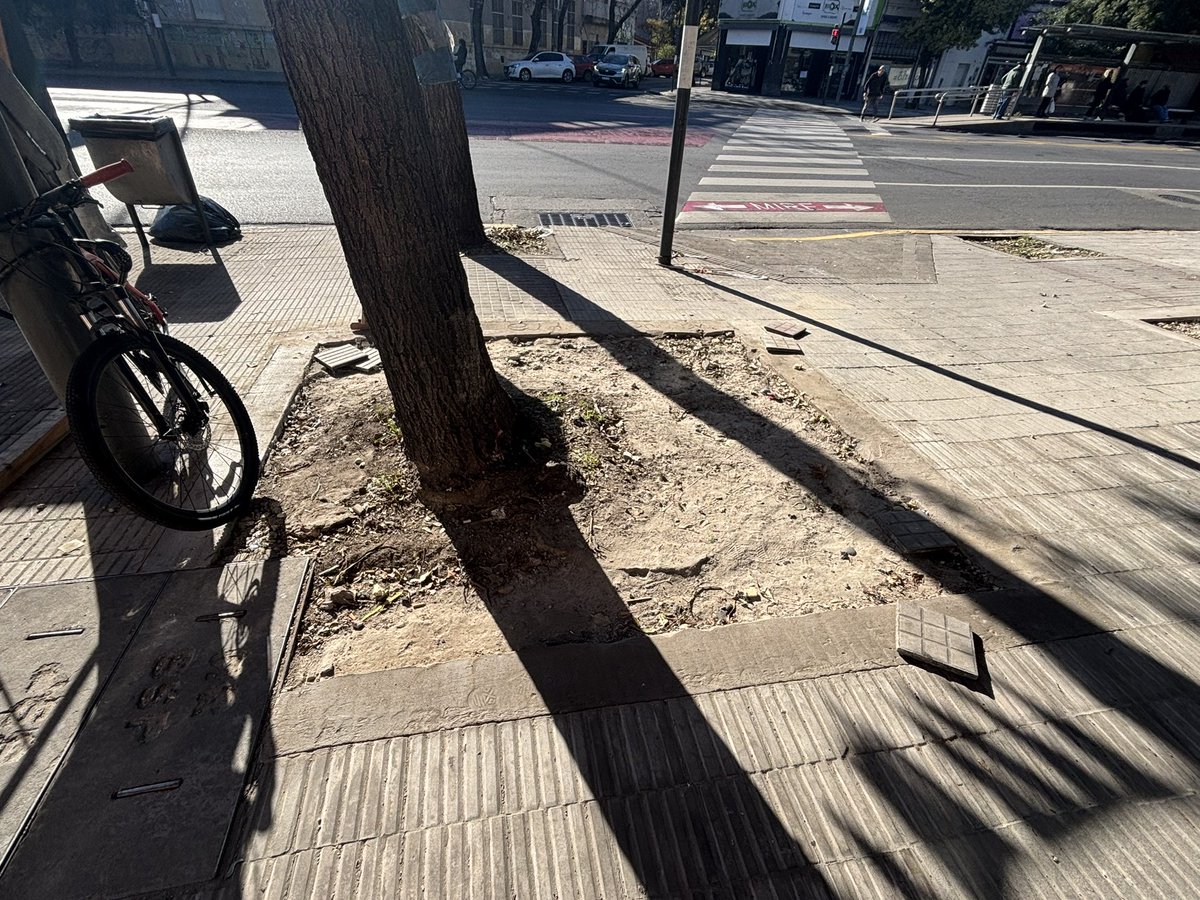 sergiocatena's tweet photo. Hola @CaroLabayru te muestro como arreglaron las veredas en avenida alberdi a vos te parece que es un buen trabajo???? https://t.co/vZOZZqiHZb