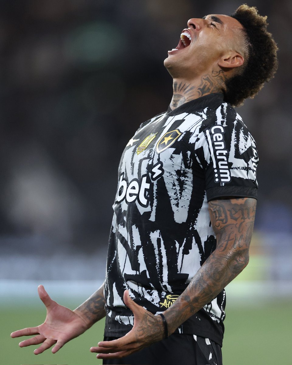 Botafogo é o clube que mais arrecadou com vendas de jogadores em 2025, sendo cerca de R$410M. 

Além do Botafogo, o pódio é fechado com: Palmeiras (R$328M) e Atlético-MG (R$214M).

O valor é referente a taxa de transferência, não necessariamente que os clubes receberão esse valor