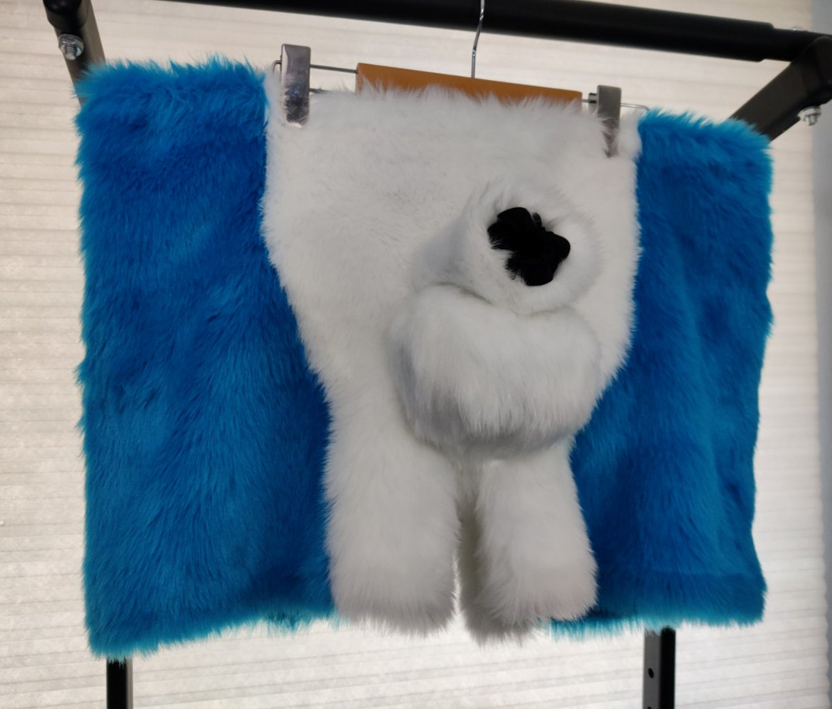 NobleGalactic's tweet image. Finished up a Blue and White Husky Sheath Boxer set. (sheath and ball pouch holds your own bits).
The sheath Style is Style 3. 
With Tail and Rear zipper. 
(stuffing in the tail is removable for washing)

If interested in a custom set of boxers, jocks, etc. Feel free to DM me.
