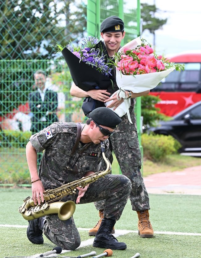 #RM plays the Sax as #V looks on, thrilled to have been finally discharged from military service! 💪🪖🎷🪖💐💐🏡🔙🔥👑👑💜