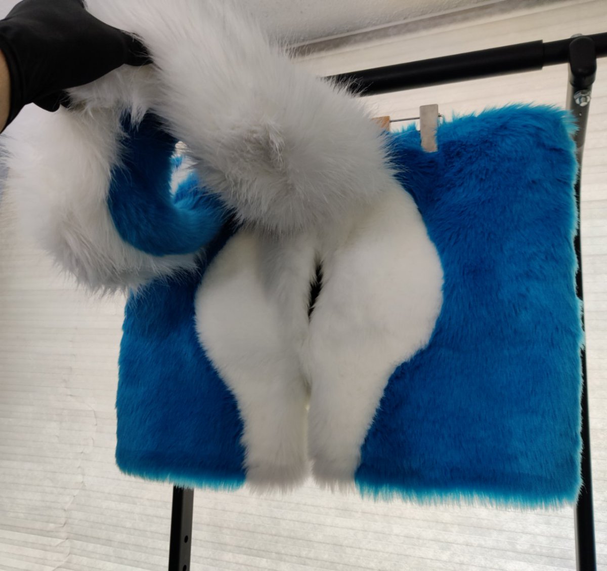 NobleGalactic's tweet image. Finished up a Blue and White Husky Sheath Boxer set. (sheath and ball pouch holds your own bits).
The sheath Style is Style 3. 
With Tail and Rear zipper. 
(stuffing in the tail is removable for washing)

If interested in a custom set of boxers, jocks, etc. Feel free to DM me.