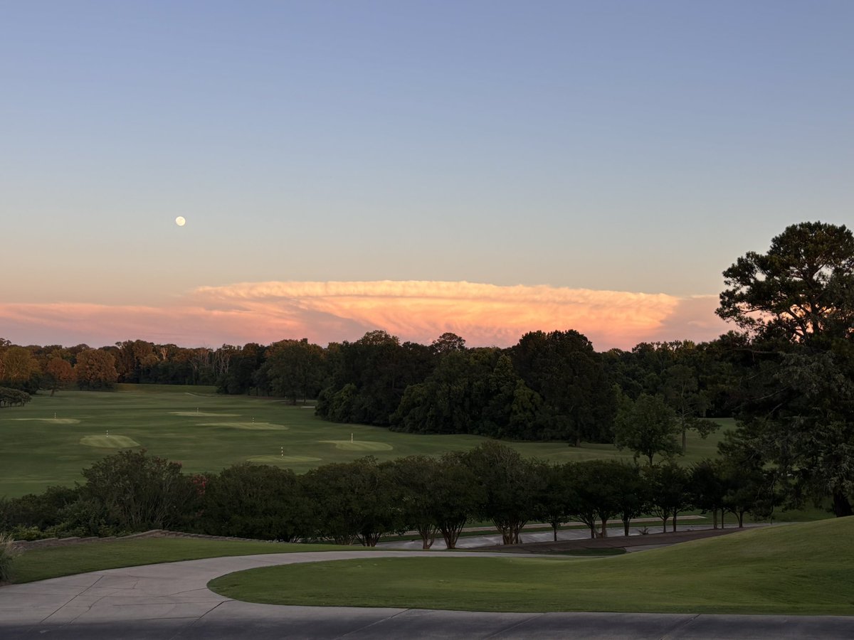 Jabus4's tweet image. Very cool cloud formation. Photo is looking south from Jackson and storm is south of Hattiesburg. @DHartman_WAPT @NWSJacksonMS