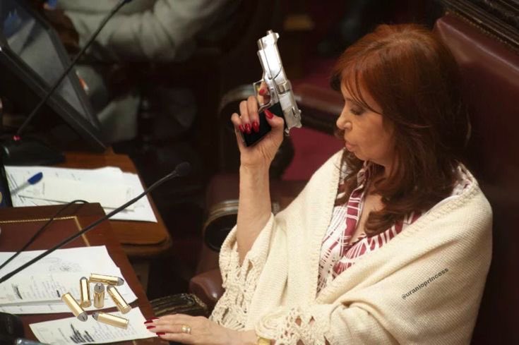 que vieja de mierda selva hace una semana estaba hecha un trapo por petrona, sabes cómo le partiría la virgen al medio #GranHermano